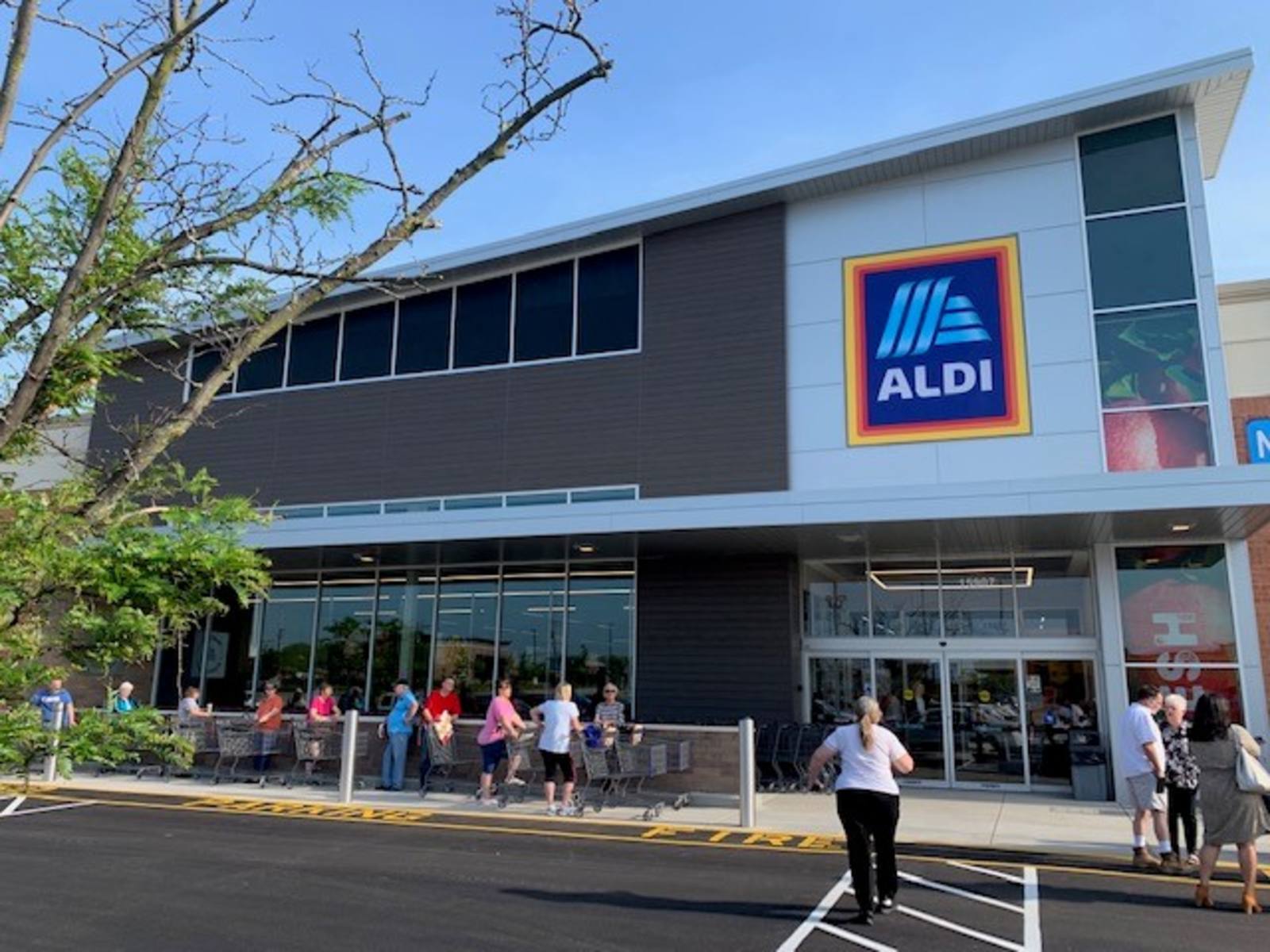 Line of shoppers waiting to enter Aldi grocery store in Ellisville Square.