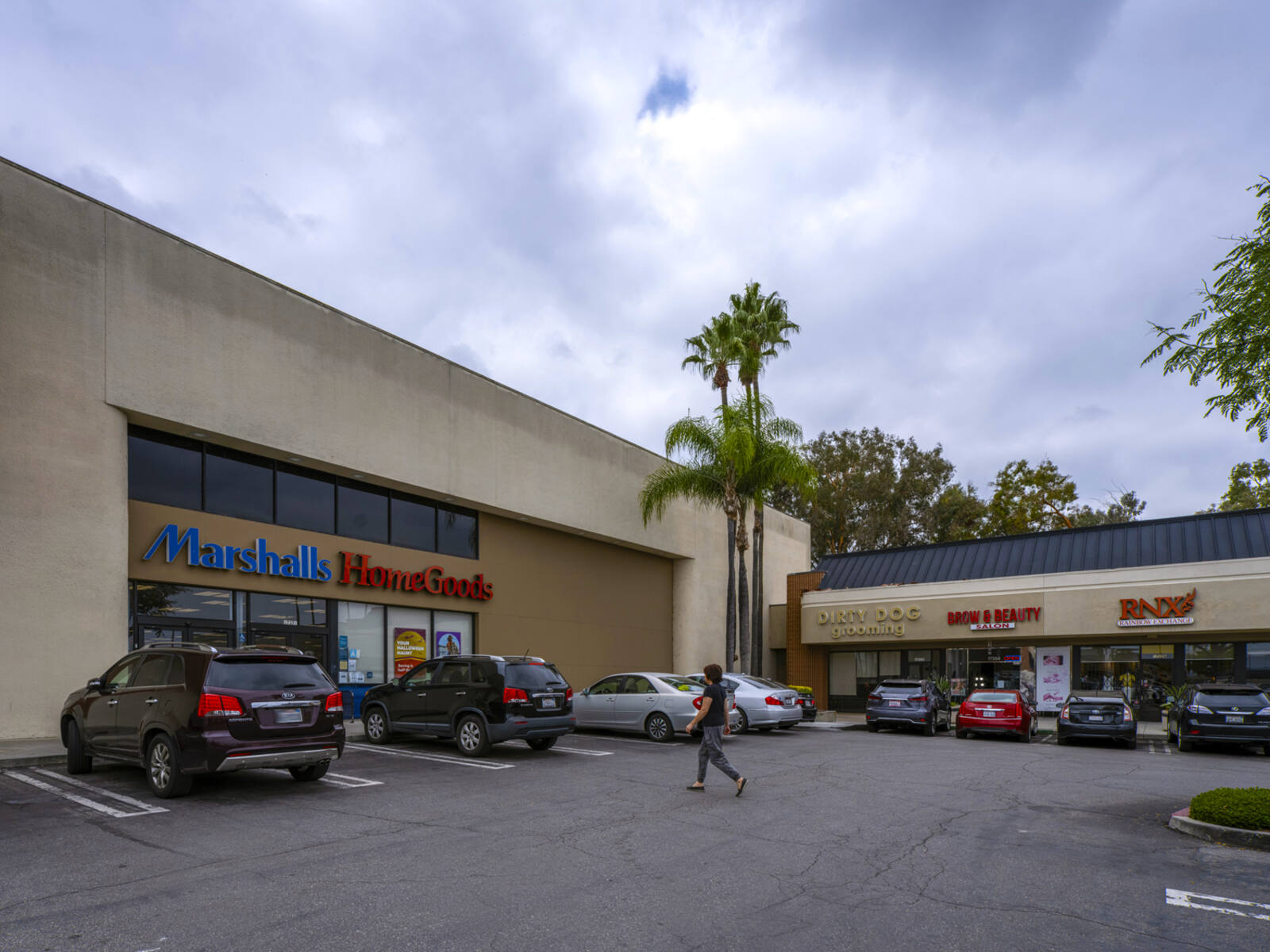 Palm trees and cars in parking lot of Marshalls HomeGoods.