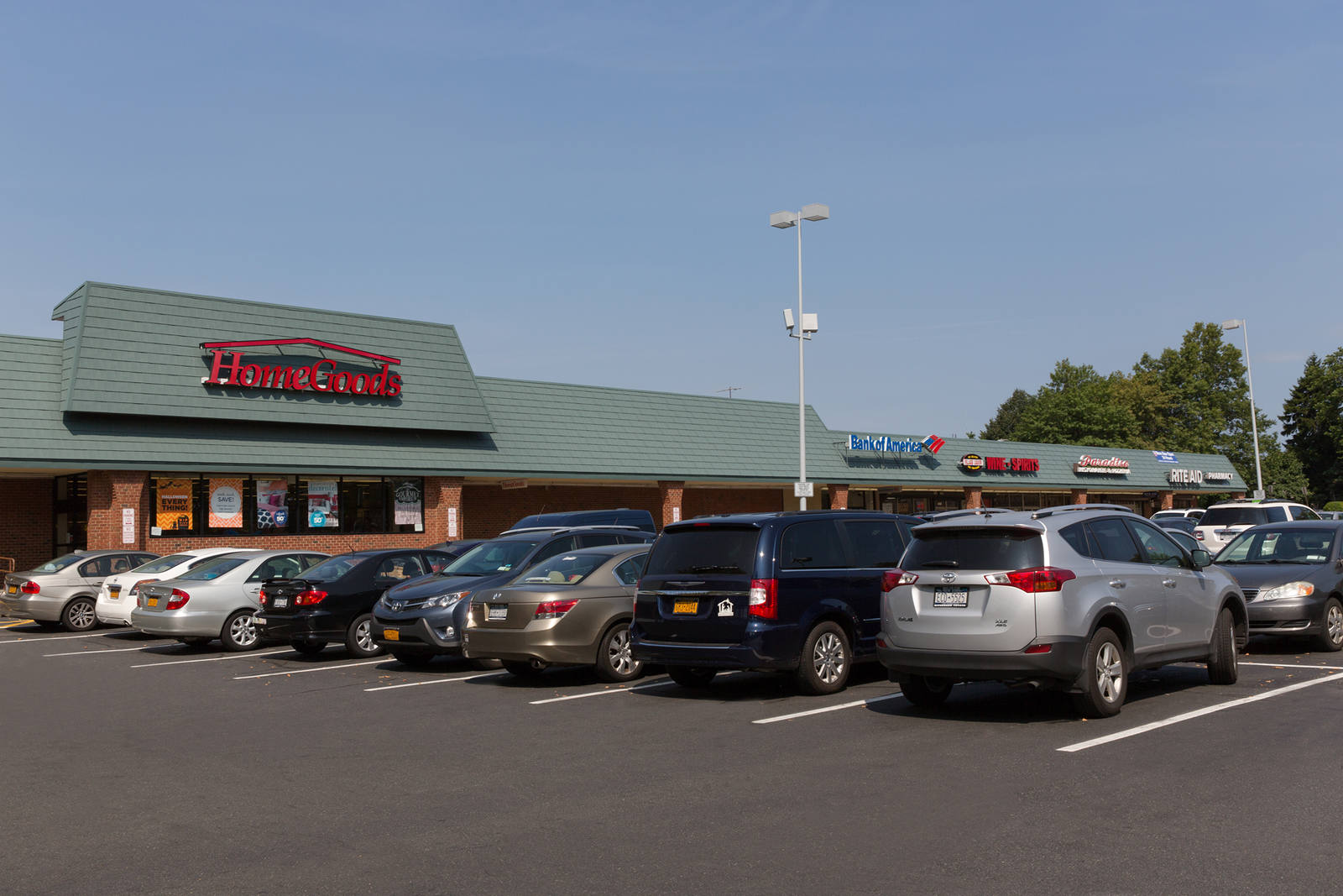 Full parking lot of Home Goods at Rockville Centre shopping center
