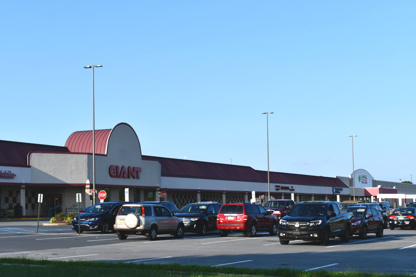 Cars in the parking lot for Giant supermarket at Shops at Prospect.