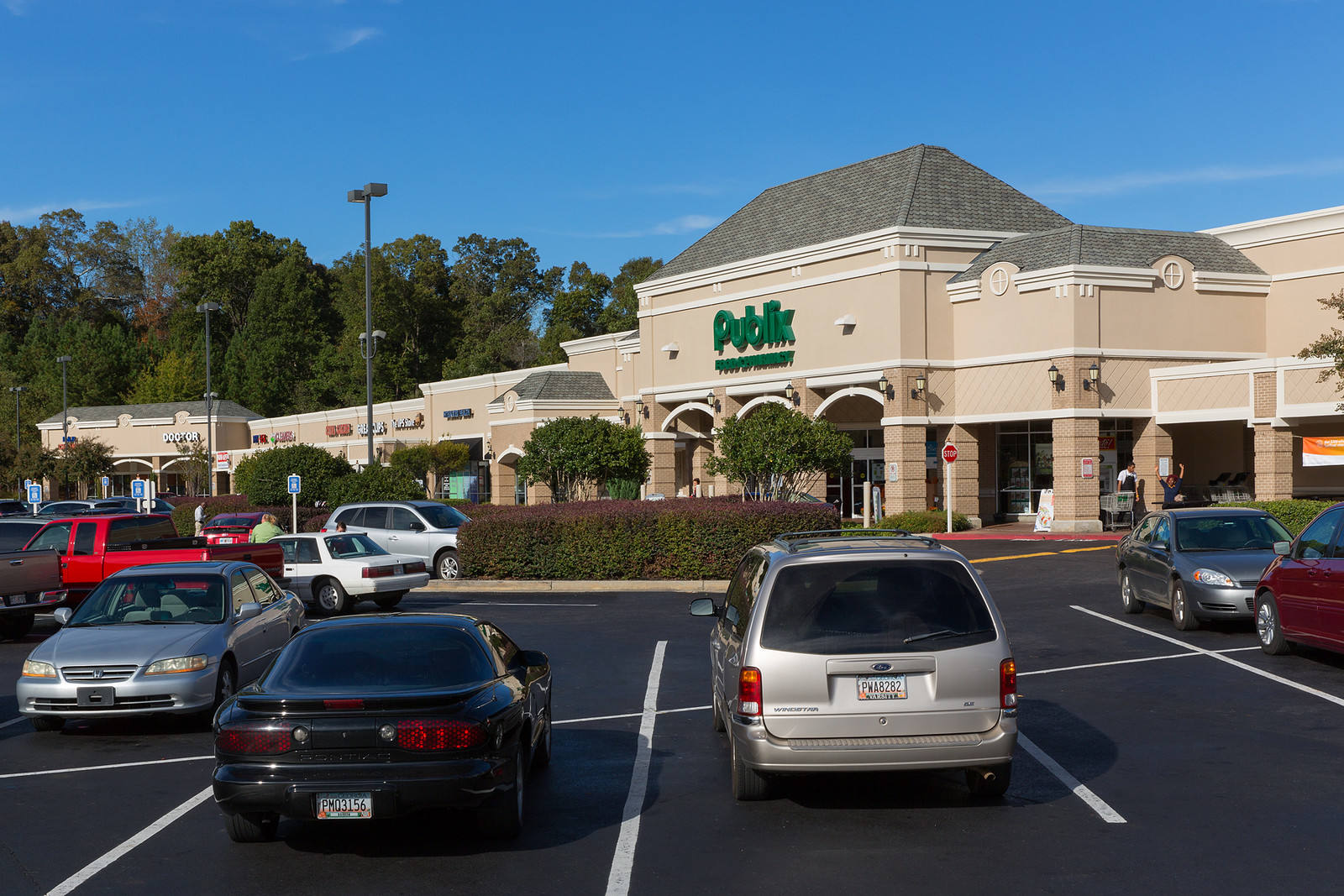 Cars parked facing the entrance of Publix